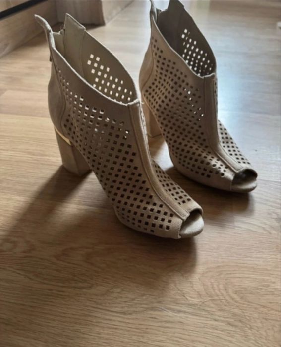 Buty na obcasie