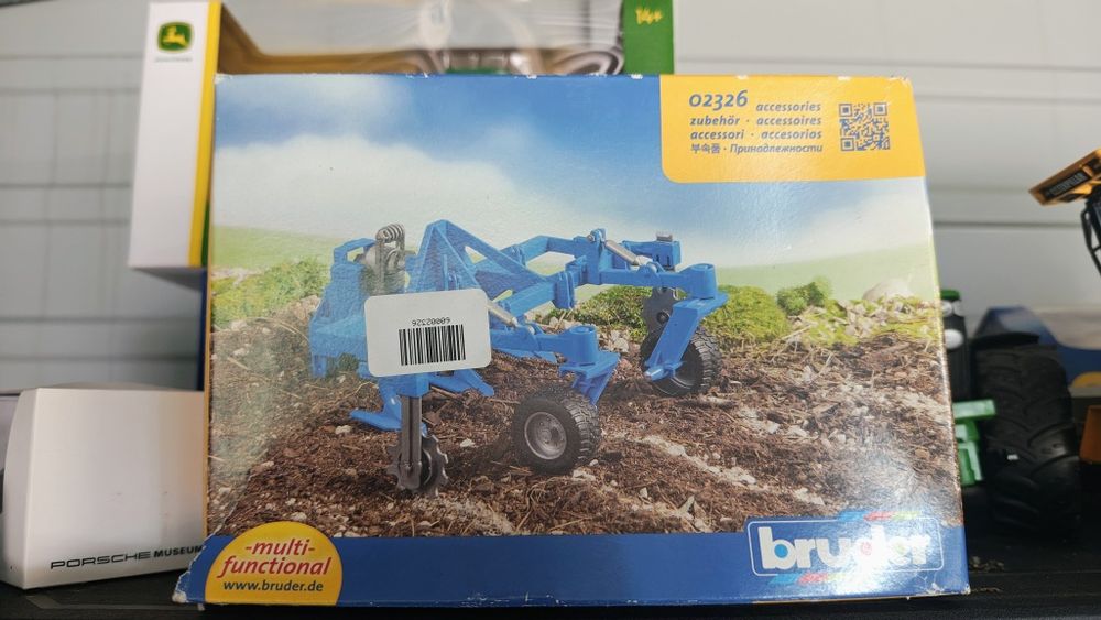 Bruder kultywator przedni.