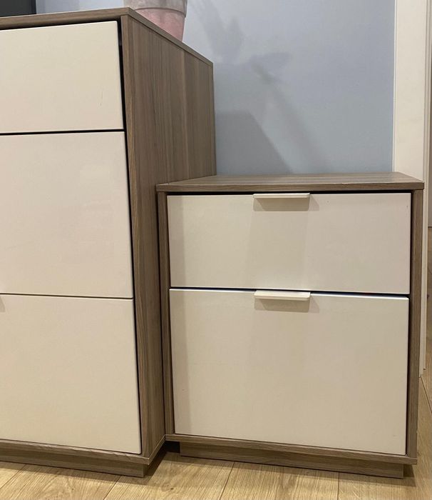 Cómoda e mesa de Cabeceira