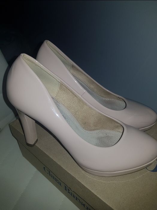 Beżowe lakierowane buty na obcasie