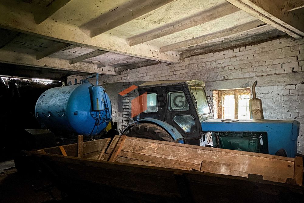 Продається цегляна будівля з повною інфраструктурою