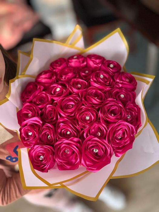 Bukiety, boxy kwiatowe wykonane ze wstążki.