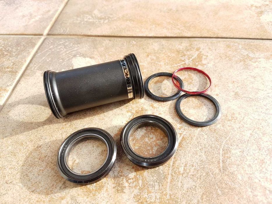 NOWY wkład suportu press fit RACE FACE BB92, PF30, 92/89.5mm, NOWY