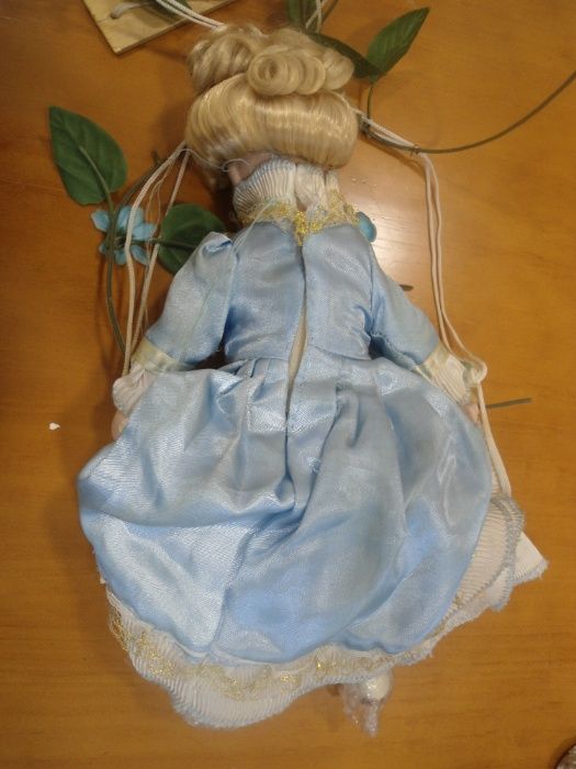 boneca em porcelana antiga , com baloiço