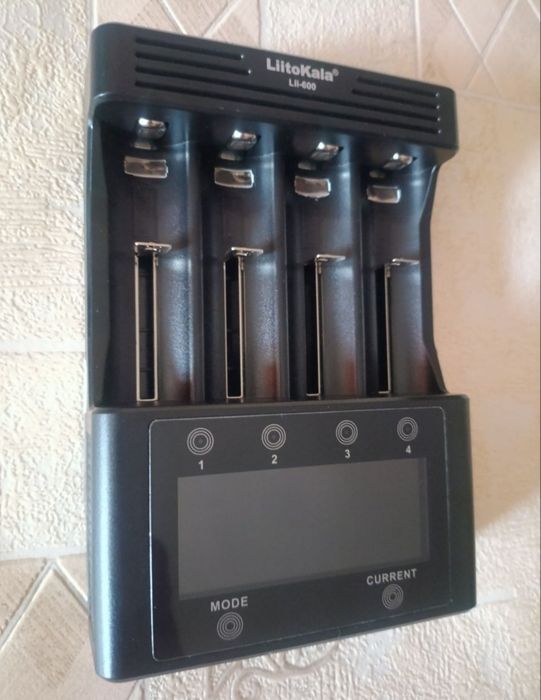 Лучшие ЗУ - LiitoKala Lii-M4s + БП 5V/2A + Кабель; Liitokala Lii-600 + БП 12V/5A.