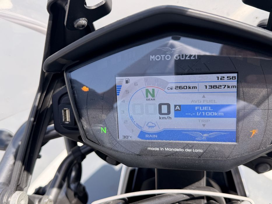 Moto Guzzi V85T Guardia d’ onore