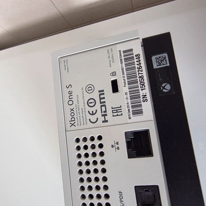 Xbox One S 1TB com Comando e 5 Jogos
