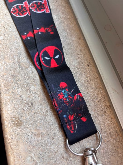 Fita Porta-Chaves / Porta-Cartões – Deadpool Logo & Frases