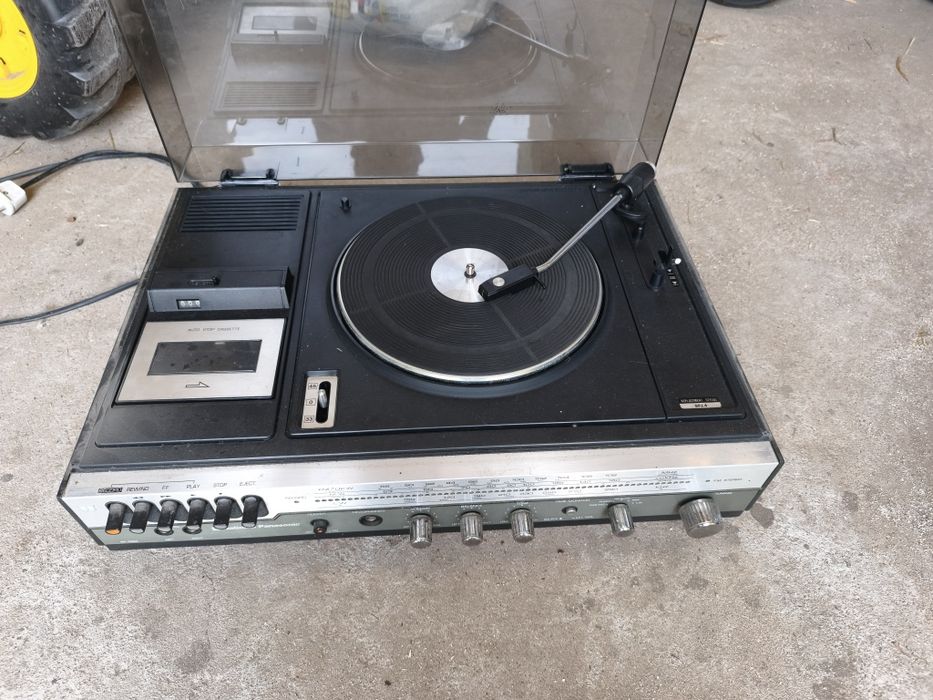 Gramofon sprawny.