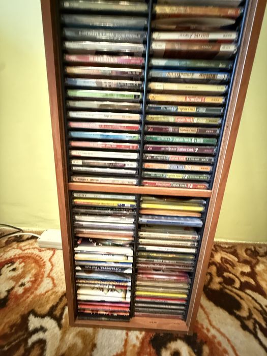 Kolekcja płyt CD okolo 100 szt. + szafki – komplet,