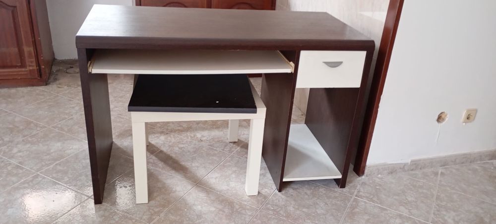 Cama, cabeceira, secretaria, estante