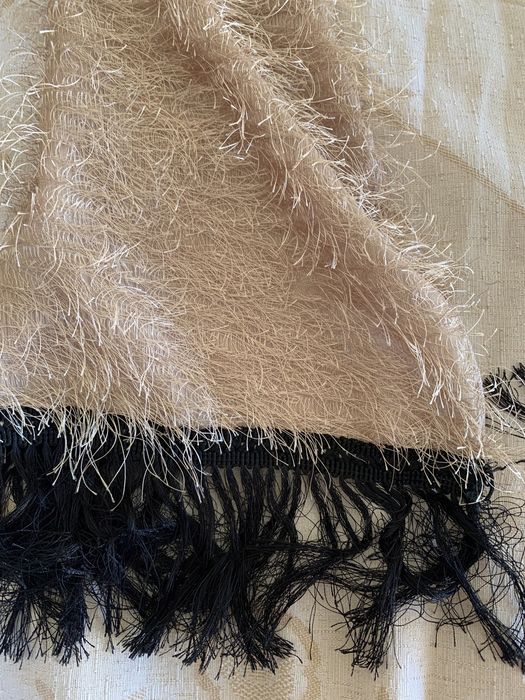 Lenço dourado com franjas pretas