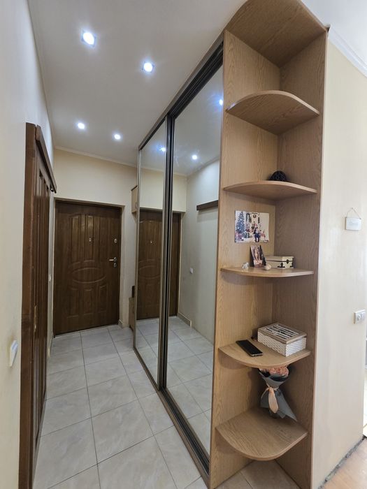 Продаж будинку-напівособняка розташований в спокійному районі міста