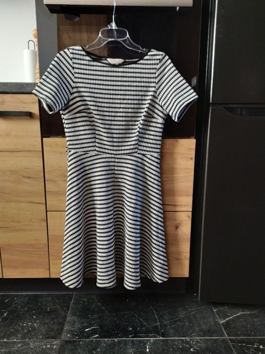 Rozkloszowana sukienka w czarno białe wzory 38