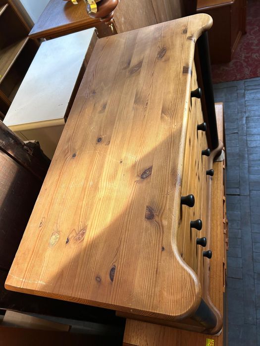 Drewniana komoda z szufladami