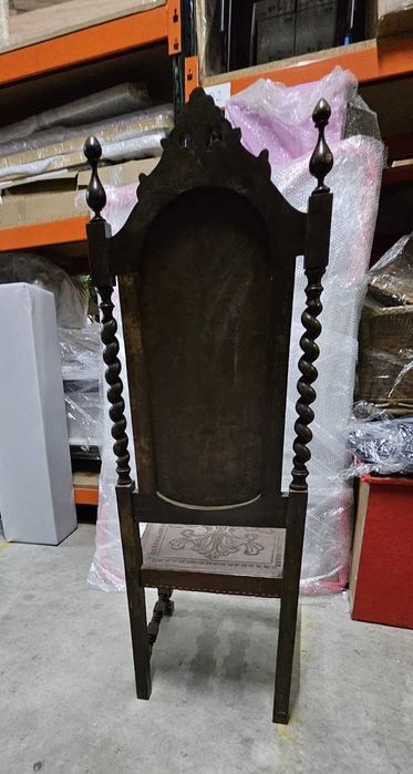 Cadeira de Madeira Ornamentada e Estofo em Couro