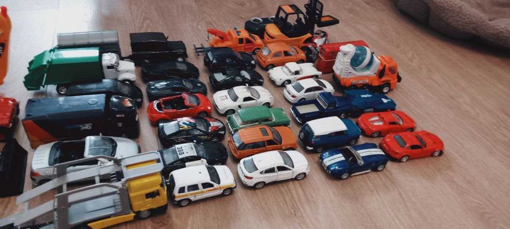 Машинки-модельки металеві