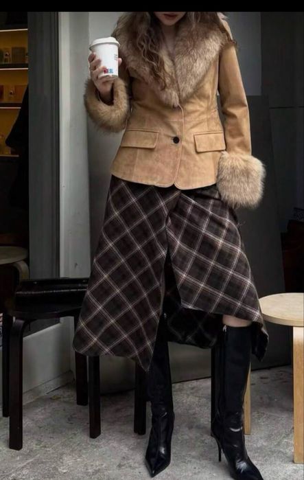 Blazer justo feito em pele de camurça.Inspiração Zara.