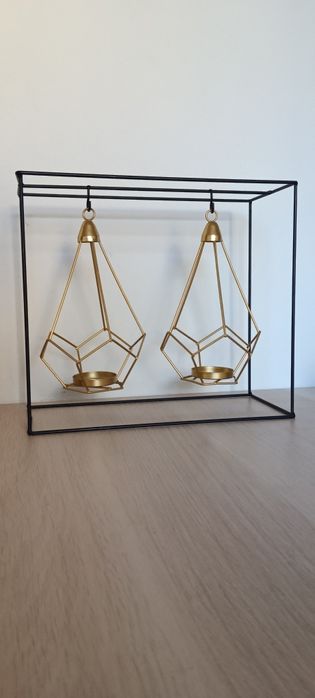 Castiçal dourado e preto