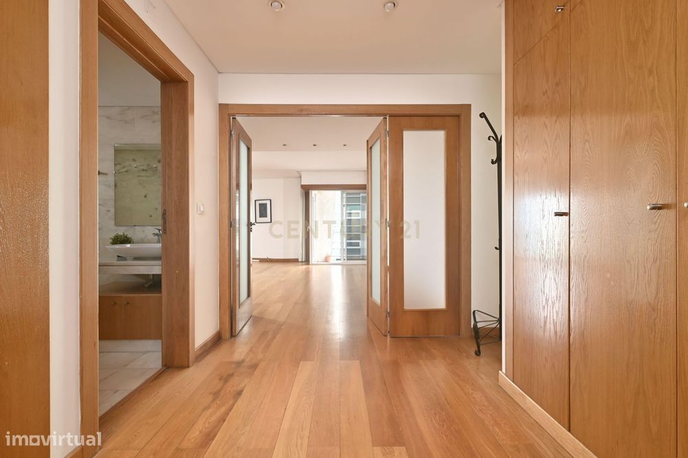 T2 com garagem, para arrendar - Av. Infante Santo (Lisboa)