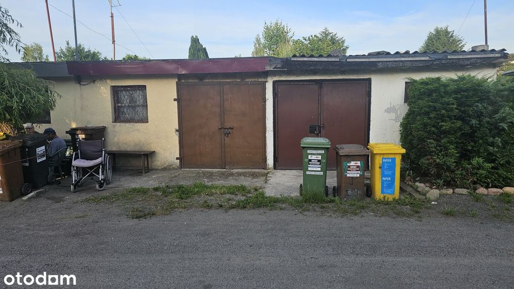 Garaż z pomieszczeniem i małym ogrodem