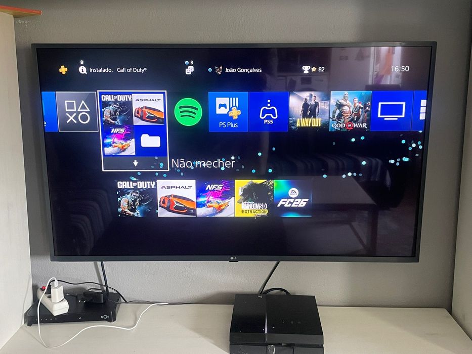 PlayStation 4 + 2 comandos e jogos