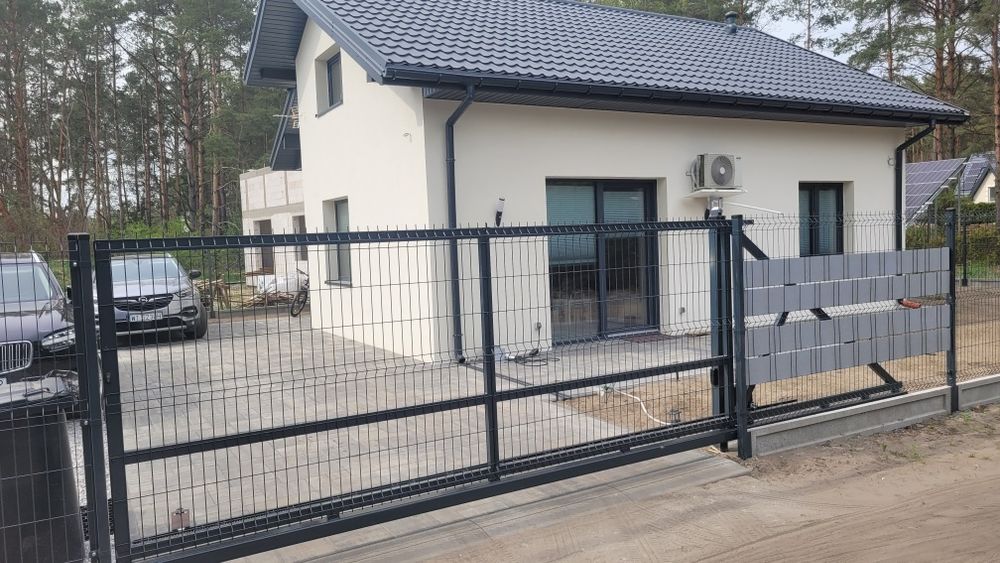 Dom jednorodzinny z uzytkowym podda dom zrobiony pod klucz - blisk