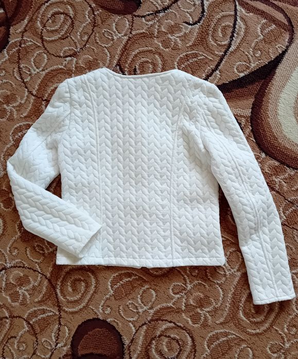 Biała bluza na suwak