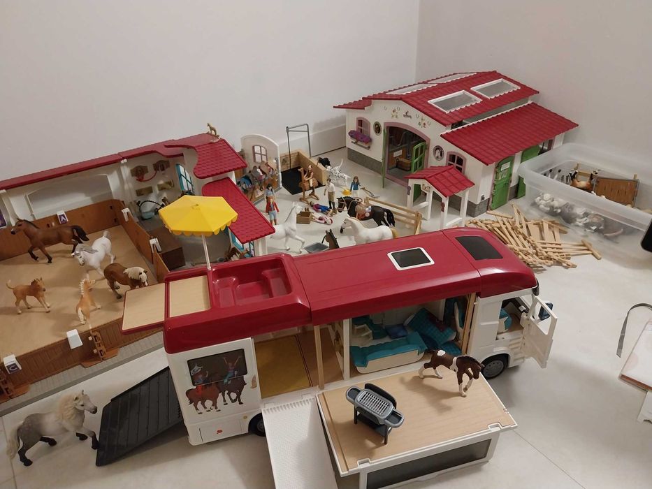 Schleich: kamper, stajnia, ujeżdżalnia, myjka, boks i przeszkody