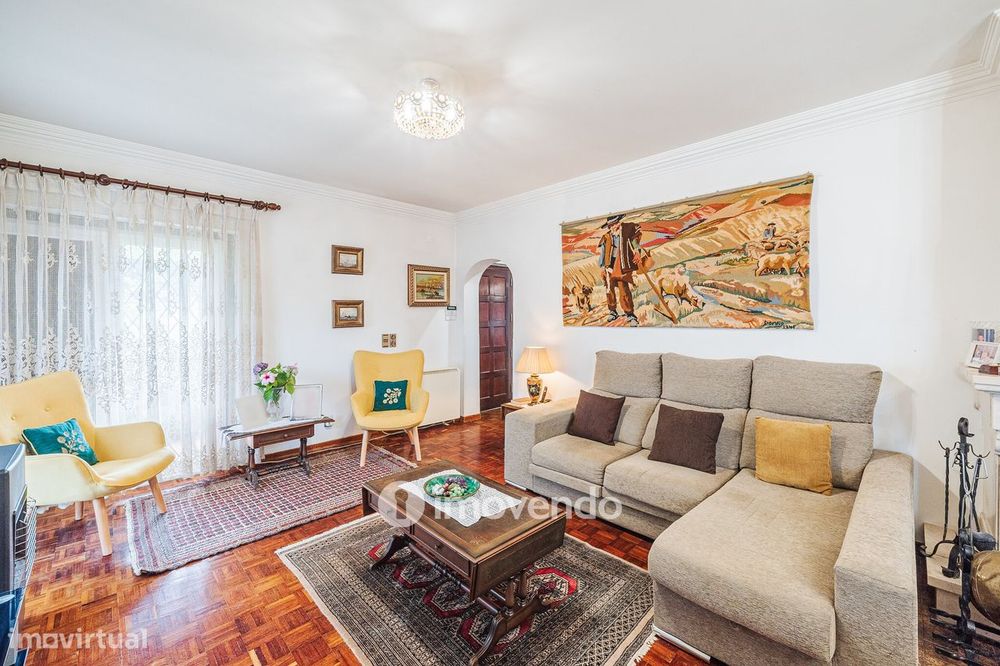 Quinta isolada T3+1 com áreas amplas e terreno de 2022m², em Colares