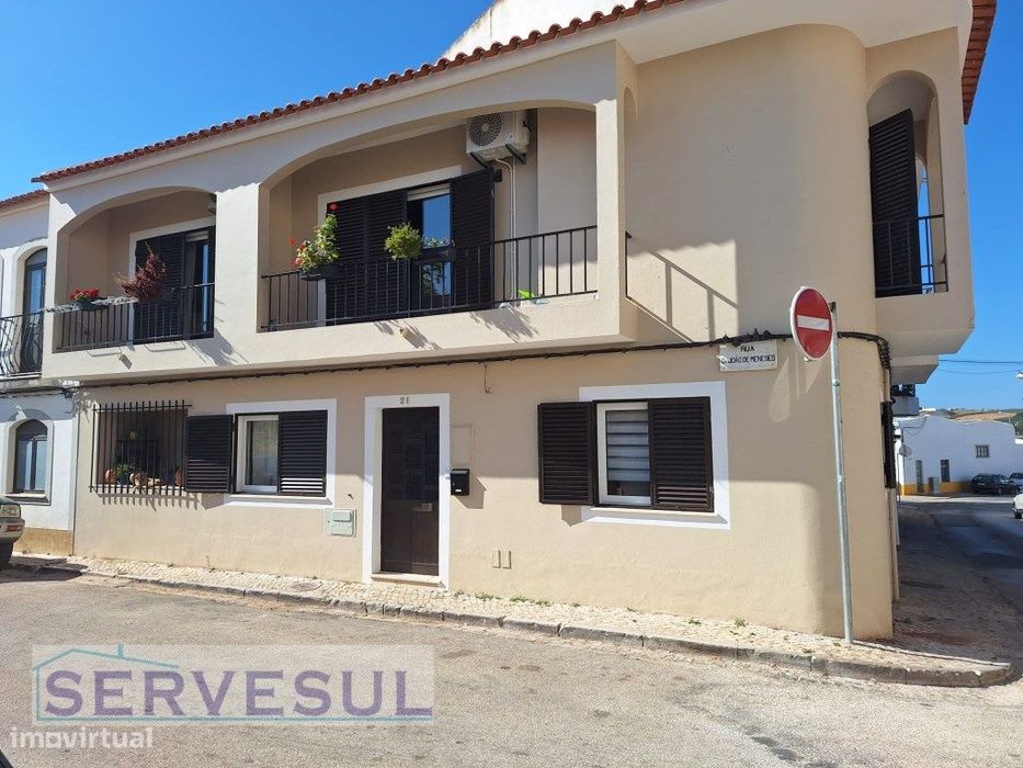 Confortável moradia de 4 quartos, localizada no centro de Silves, p...