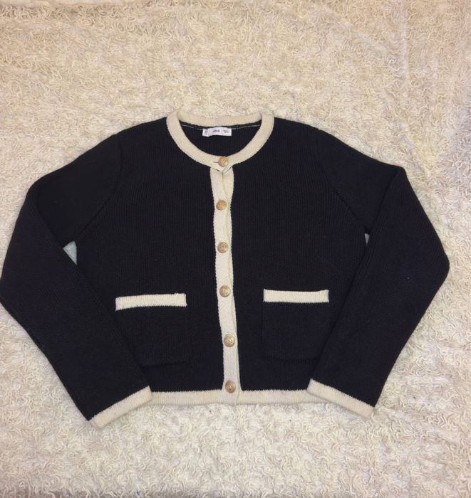 Чорно-білий теплий светр Mango з золотими ґудзиками, розмір L