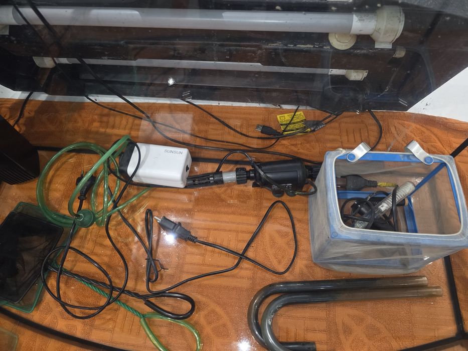 Akwarium  plus  oporzadzenie