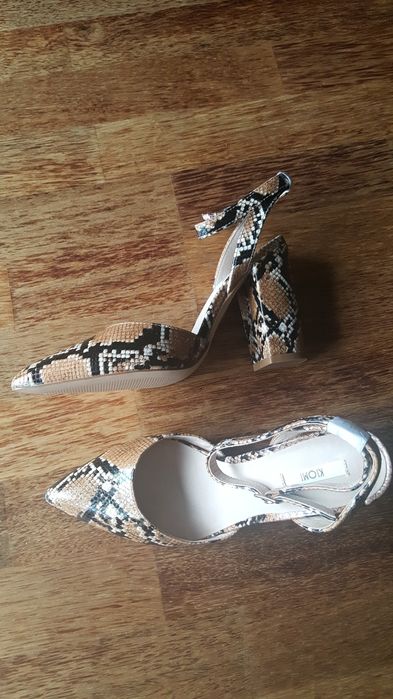 Czółenka skórzane w wężowy wzór