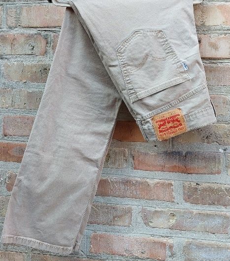 Бежеві джинси Levi's.