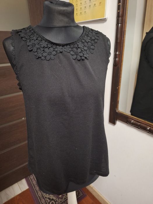 Damska bluzka bez rękawów.