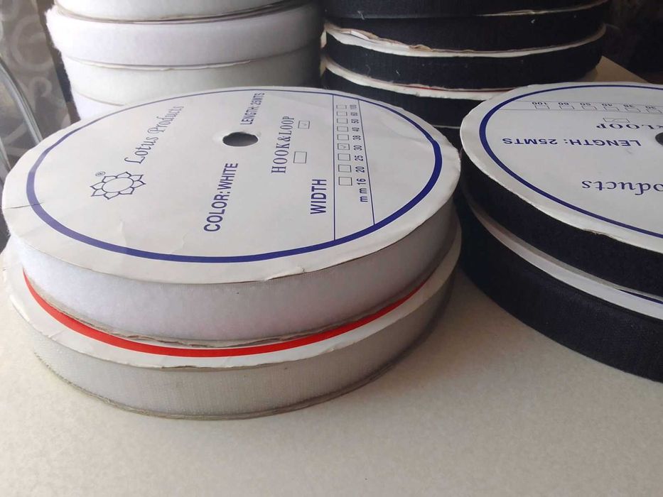 Komplet rzepów czarny i biały.