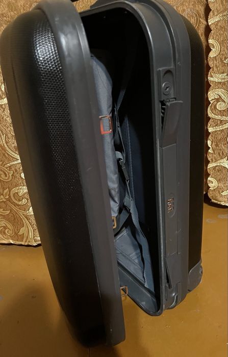 Валіза чорна з пластику