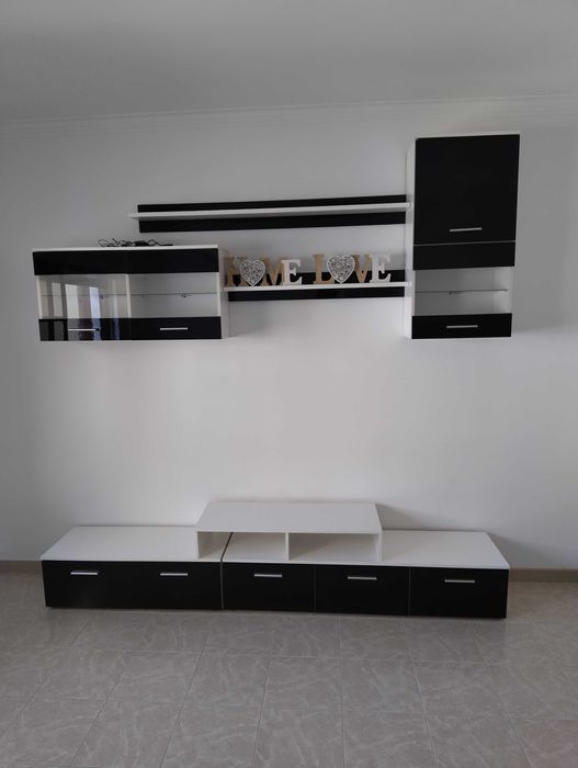 Mobiliário acabamento em Branco Mate e Laca Negra Brilhante