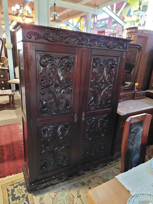 Móvel de entrada em madeira maciça trabalhada - Muito bo