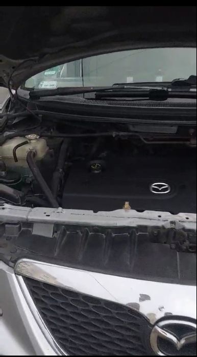 Мазда MPV автомобіль