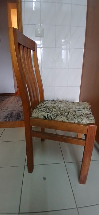 Duas cadeiras em para restauro