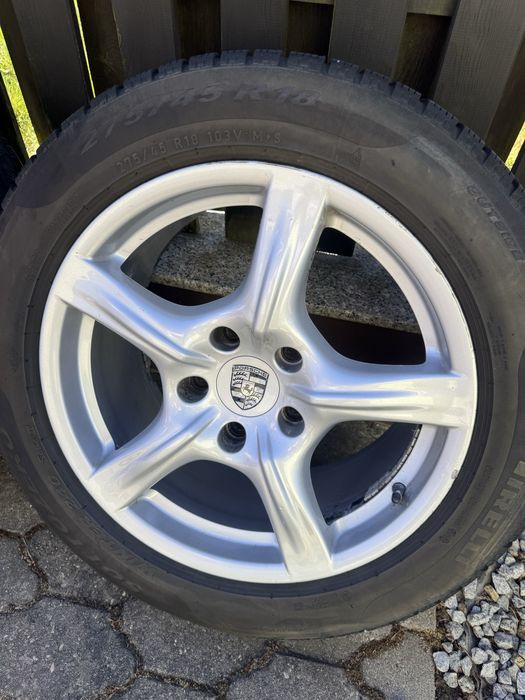 Oryginalne felgi Porshe z oponami zimowymi.