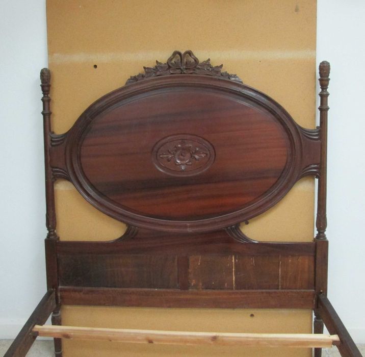 Cama e mesas de cabeçeira estilo Inglês