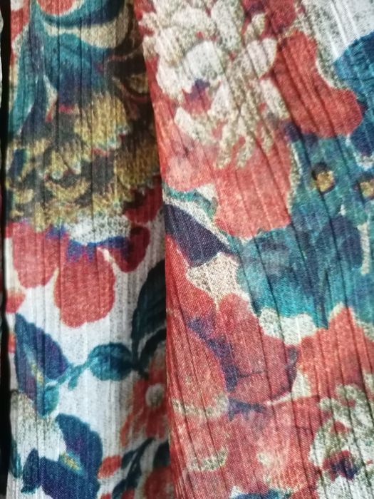 Vestido curto, estilo romântico às flores