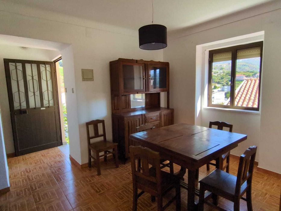 Moradia luminosa e espaçosa em Portela da Cedeira, Côja, com 2 cozinhas, duas casas de banho e vistas deslumbrantes