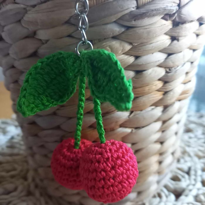 Wiśnie brelok z kordonka