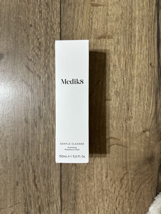 Зволожувальна пінка для вмивання з розмарином Medik8 Gentle Cleanse