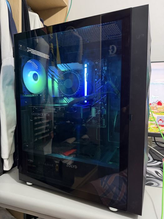 Computador gamer bem caracterizado.