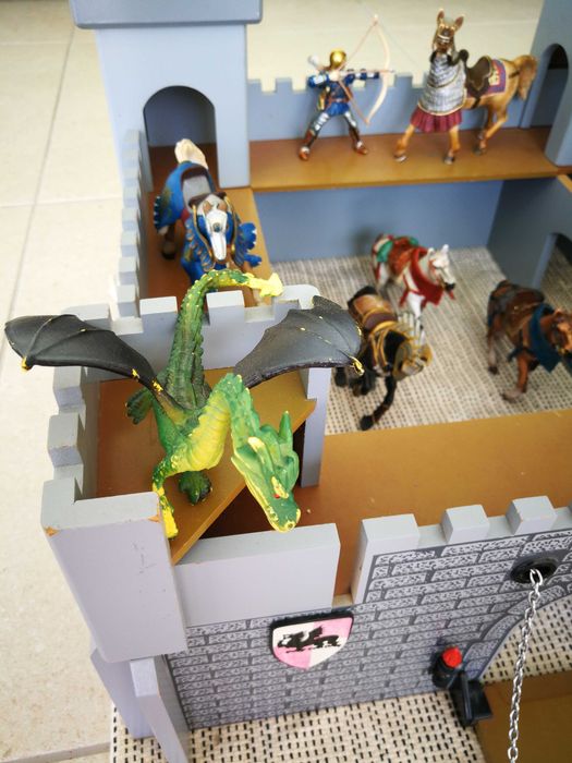 Castelo de madeira com figuras